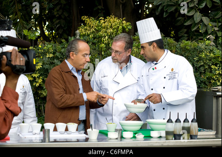 Präsident Felipe Calderon und Peter Greenberg erhalten einen Kochkurs bei der Jose Cuervo Plantation in Jalisco, Mexiko Stockfoto