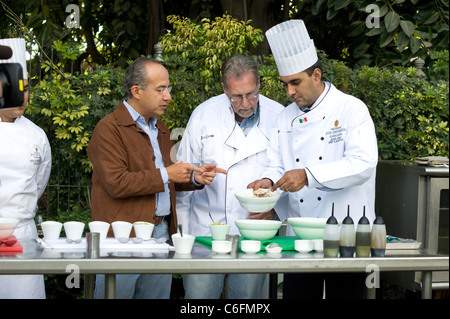 Präsident Felipe Calderon und Peter Greenberg erhalten einen Kochkurs bei der Jose Cuervo Plantation in Jalisco, Mexiko Stockfoto