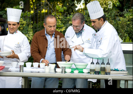 Präsident Felipe Calderon und Peter Greenberg erhalten einen Kochkurs bei der Jose Cuervo Plantation in Jalisco, Mexiko Stockfoto