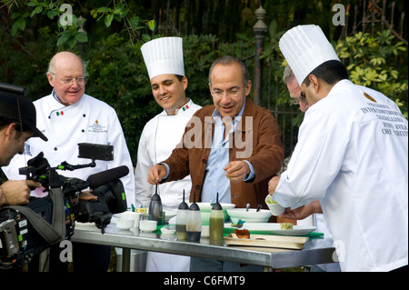 Präsident Felipe Calderon und Peter Greenberg erhalten einen Kochkurs bei der Jose Cuervo Plantation in Jalisco, Mexiko Stockfoto