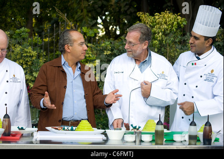 Präsident Felipe Calderon und Peter Greenberg erhalten einen Kochkurs bei der Jose Cuervo Plantation in Jalisco, Mexiko Stockfoto