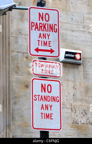 Verkehrszeichen, Schilder Parkplatz Einschränkung in den USA Stockfoto