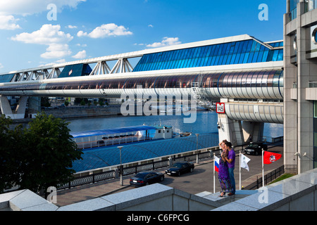 Fußgängerbrücke über den Fluss Moskau. Stockfoto