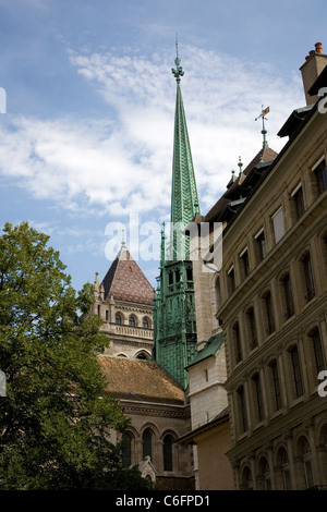 Turmspitzen der Cathédrale Saint-Pierre in Genf Stockfoto