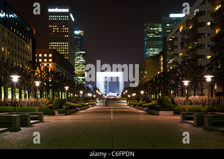 Perspektive eine Nachtansicht des Grand Bogen in das Finanz- und Geschäftszentrum von Paris - La Défense. Stockfoto