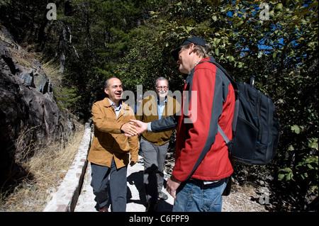 Präsident Feliipe Calderon und Peter Greenberg in den Parque Nacional Cascada de Basaeachi in Chihuahua mit Regisseur John Feist Stockfoto