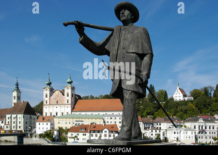 Steyr Michalerkirche und statue Stockfoto