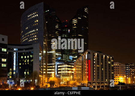 Hochhaus am Abend financial Business District - La Défense. Stockfoto