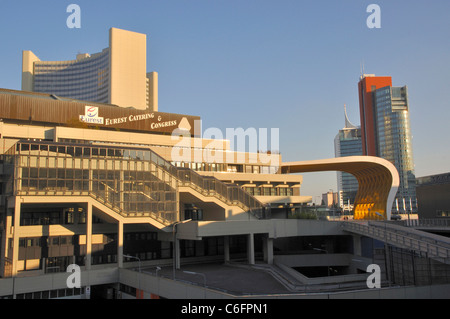 Austria Center und der Andromeda-Tower in der neuen Donau-City Stockfoto
