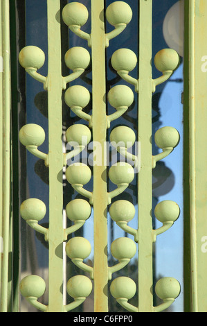 Art-Deco-Details auf dem Court Pavilion in Hietzing Stockfoto