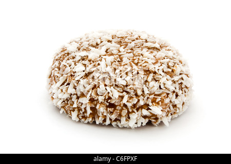 Schokolade und Kokos bedeckt Marshmallow über weiß Stockfoto
