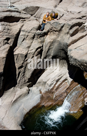 Präsident Feliipe Calderon und Peter Greenberg besuchen den Parque Nacional Cascada de Basaeachi in Chihuahua Stockfoto