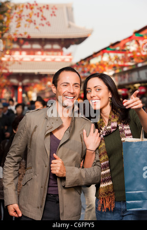 Glückliches Paar Shops für Geschenke in Outdoor-Einkaufszentrum Stockfoto