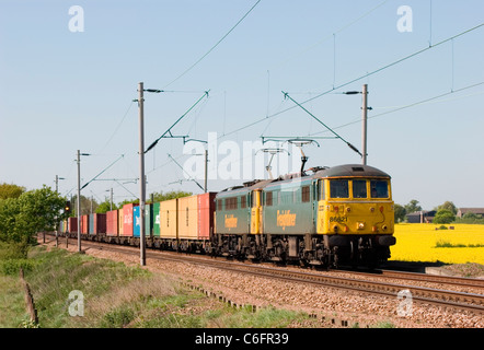 Ein paar Klasse 86 Elektrolokomotiven arbeiten ein Freightliner Zug in der Nähe von Marks Tey. Stockfoto