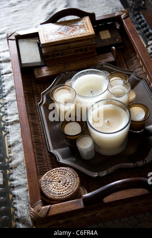 Kerzen auf dem Couchtisch Stockfoto