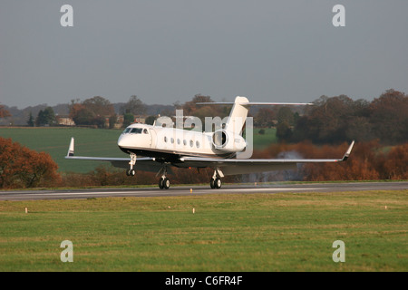 N151ST Gulfstream IV landet auf dem London Luton Stockfoto