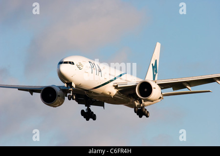 AP-BGL Pakistan International Airlines PIA Boeing 777-240/ER London-Heathrow Stockfoto