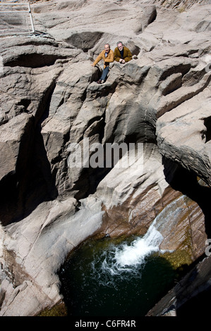 Präsident Feliipe Calderon und Peter Greenberg besuchen den Parque Nacional Cascada de Basaeachi in Chihuahua Stockfoto