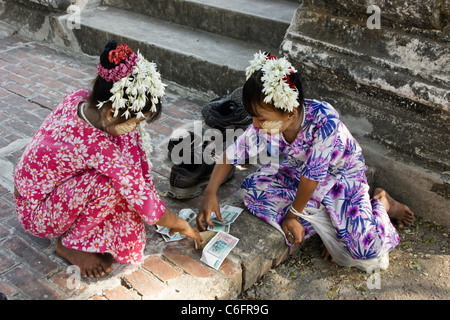 Mädchen mit Thanaka bildseitig Geldzählen, Mandalay, Myanmar (Burma) Stockfoto