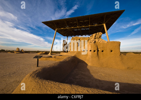 Casa Grande Ruins National Monument, in Coolidge, Arizona A Gruppe der Hohokam-Strukturen. Stockfoto