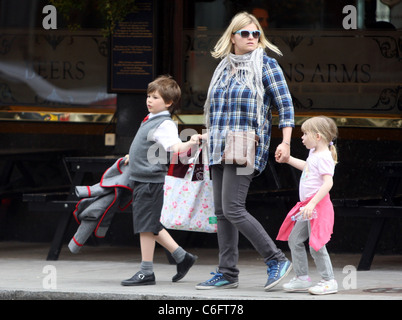 Ein Kindermädchen bringt Claudia Schiffers Kinder Caspar Vaughn und Clementine de Vere Drummond Vaughn, sie im Krankenhaus zu besuchen wo Stockfoto