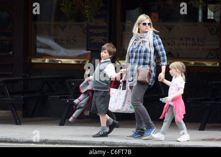 Ein Kindermädchen bringt Claudia Schiffers Kinder Caspar Vaughn und Clementine de Vere Drummond Vaughn, sie im Krankenhaus zu besuchen wo Stockfoto