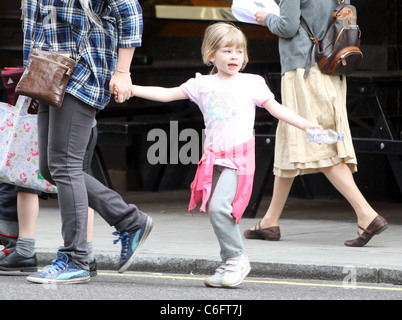 Ein Kindermädchen bringt Claudia Schiffers Kinder Caspar Vaughn und Clementine de Vere Drummond Vaughn, sie im Krankenhaus zu besuchen wo Stockfoto