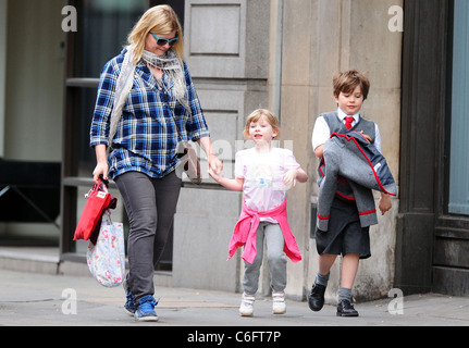 Ein Kindermädchen bringt Claudia Schiffers Kinder Caspar Vaughn und Clementine de Vere Drummond Vaughn, sie im Krankenhaus zu besuchen wo Stockfoto