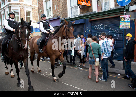 Polizei-Pferde in Notting Hill Carnival in Westlondon. Montiert Polizei meldeten eine Präsenz hier auf der Portobello Road Stockfoto