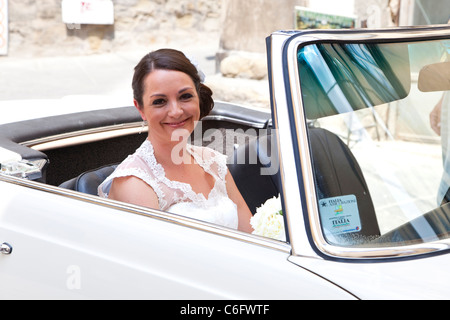 Braut sitzt im Auto und gehen zur Trauung, Cortona, Toskana, Italien Stockfoto