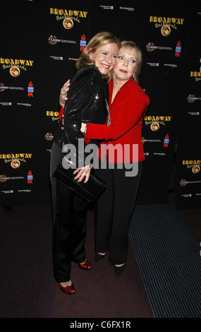 Eve Plumb und Florence Henderson aus The Brady Bunch Post zeigen Foto-Shooting für "Broadway rückwärts 5" zugunsten von Broadway Cares Stockfoto