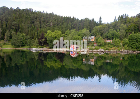 Traditionellen Bootshaus am Ufer des Fjords Bergen, Norwegen Stockfoto