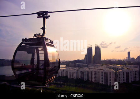 Singapurs eigene Anziehungskraft; Seilbahn im Sonnenuntergang Stockfoto