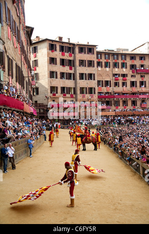 Palio di Siena 2011, Juli 2. Pferderennen: Pferde Rennen und historische Parade. Piazza del Campo, Palio Siena. Nur zur redaktionellen Verwendung. Stockfoto