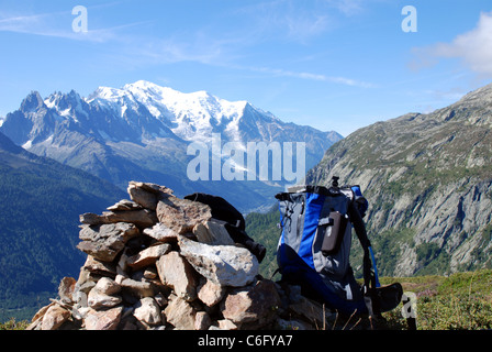 ein Rucksack und ein Cairn mit dem Mont Blanc im Hintergrund Stockfoto