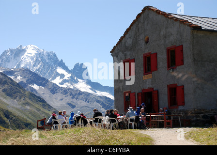 Wanderer-Rest außerhalb einer Berghütte an der Grenze zwischen Frankreich und der Schweiz in der Nähe von Mont Blanc Stockfoto