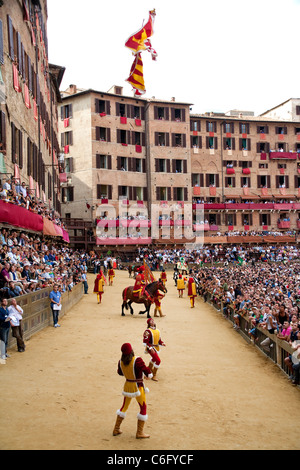 Palio di Siena 2011, Juli 2. Pferderennen: Pferde Rennen und historische Parade. Piazza del Campo, Palio Siena. Nur zur redaktionellen Verwendung. Stockfoto