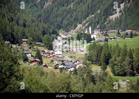 Eine kleine Stadt in einem Tal in der Schweiz in der Nähe von Mont Blanc Stockfoto