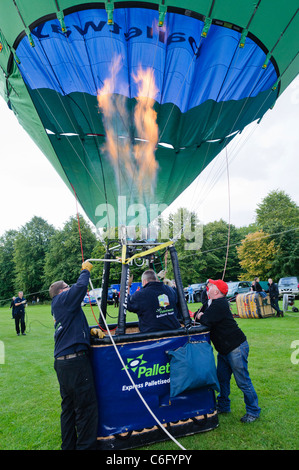 Füllen einen Hotair Ballon mit Heißluft mit zwei Gasbrennern Stockfoto