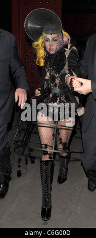 Joanne Stefani Germanotta aka Lady GaGa verlassen Buddha Bar um 01:00 in einem in der Regel empörend Outfit, nachdem er eine Stunde und eine Stockfoto