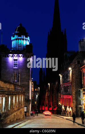 Aussichtsturm und Camera Obscura und die Royal Mile bei Nacht, Edinburgh, Schottland Stockfoto