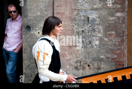 Palio di Siena 2011, Juli 2. Pferderennen: Pferde Rennen und historische Parade. Piazza del Campo, Palio Siena. Nur zur redaktionellen Verwendung. Stockfoto