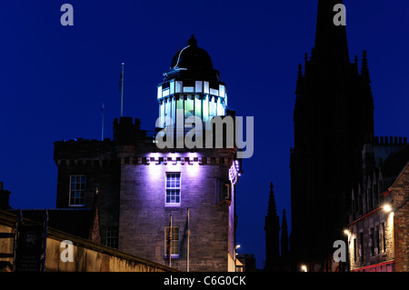 Aussichtsturm und Camera Obscura bei Nacht auf der Royal Mile, Edinburgh, Schottland Stockfoto