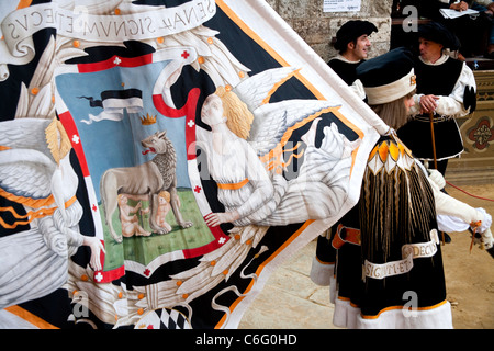 Palio di Siena 2011, Juli 2. Pferderennen: Pferde Rennen und historische Parade. Piazza del Campo, Palio Siena. Nur zur redaktionellen Verwendung. Stockfoto