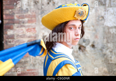 Palio di Siena 2011, Juli 2. Pferderennen: Pferde Rennen und historische Parade. Piazza del Campo, Palio Siena. Nur zur redaktionellen Verwendung. Stockfoto