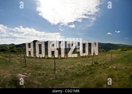 Ein Land Art-Werk namens "Horizont", durchgeführt von dem bildenden Künstler V. Roger. Installation de Land Art Réalisée Par V.Roger. Stockfoto