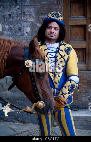 Palio di Siena 2011, Juli 2. Pferderennen: Pferde Rennen und historische Parade. Piazza del Campo, Palio Siena. Nur zur redaktionellen Verwendung. Stockfoto