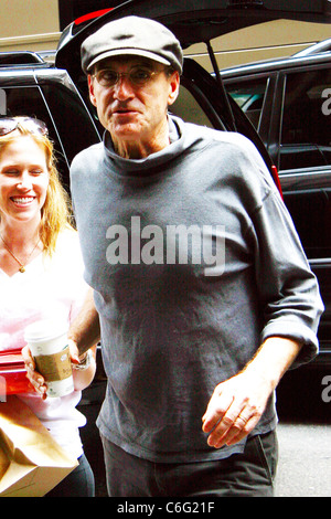 James Taylor Ankunft in seinem Hotel in Manhattan mit seiner Familie in New York City, USA - 16.06.10 Ray Filmano Stockfoto