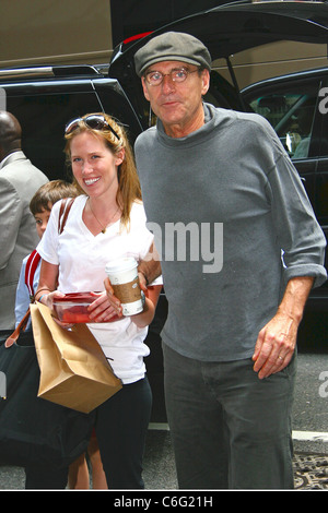 James Taylor Ankunft in seinem Hotel in Manhattan mit seiner Familie in New York City, USA - 16.06.10 Ray Filmano Stockfoto