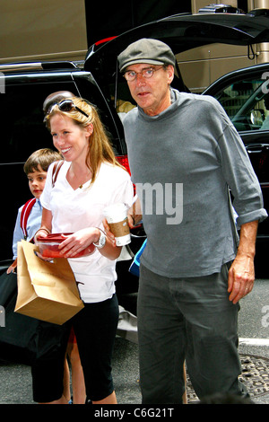 James Taylor Ankunft in seinem Hotel in Manhattan mit seiner Familie in New York City, USA - 16.06.10 Ray Filmano Stockfoto